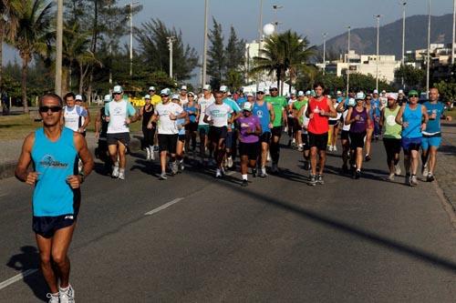 Centenas de corredores em preparação para a Maratona Caixa da Cidade do Rio de Janeiro, que acontece nos dias 16 e 17 de julho, se reuniram em um belíssimo dia de sol e calçadão lotado no Recreio dos Bandeirantes / Foto: Ricardo Ramos